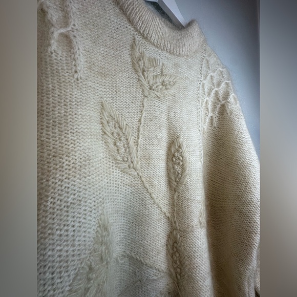Gorgeous 3D Mohair  Floral Neutral Winter Cozy Knit Sweater - Picture 11 of 16